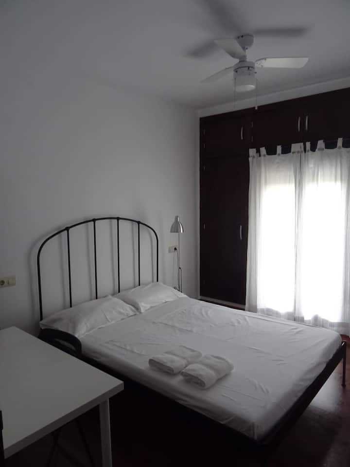 غرفة فران. مع سرير مزدوج ومروحة على السقف