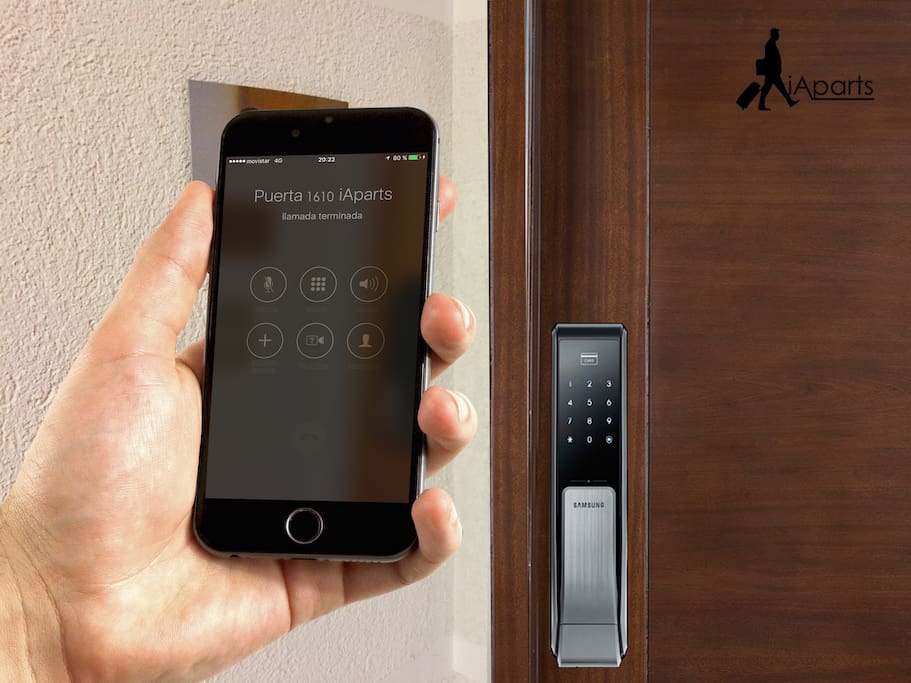 No necesitas llaves, puedes abrir la puerta con una llamada telefónica sin costo, la cerradura inteligente tiene su propio número telefónico, al igual que el portón de acceso a estacionamiento. (cuando reservas programamos tus números remotamente)