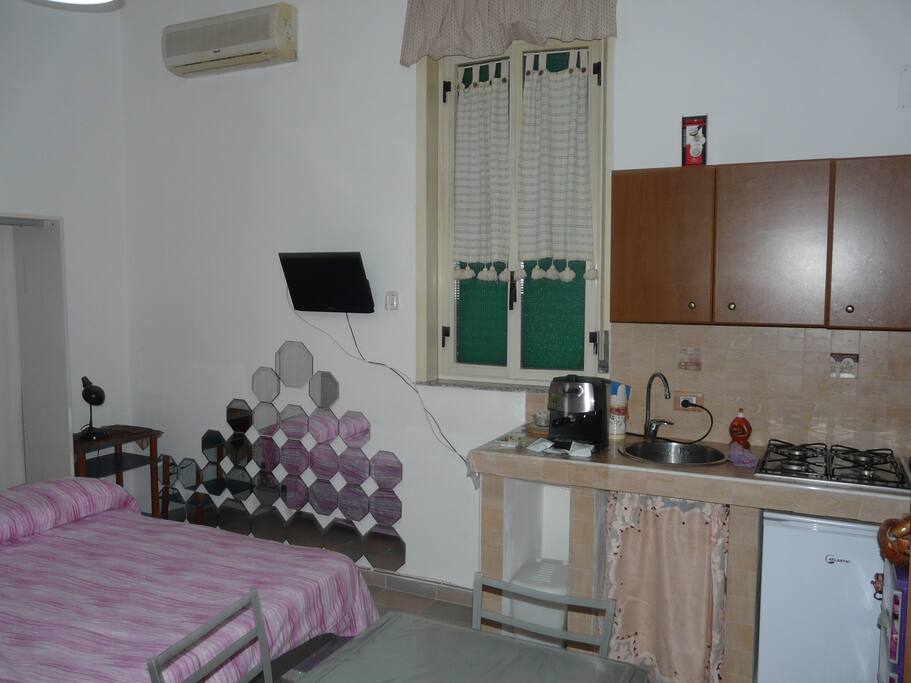 Angolo cottura con frigo e accessori
