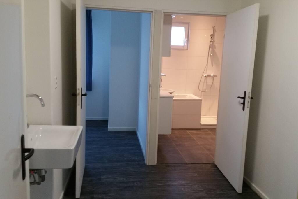 Doorgang naar Luxe Badkamer en slaapkamer
