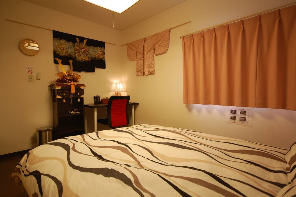 Bedroom with one double-sized beds (private room)