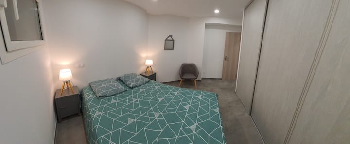 спална соба 1 со вграден плакар и кревет 160 x 200