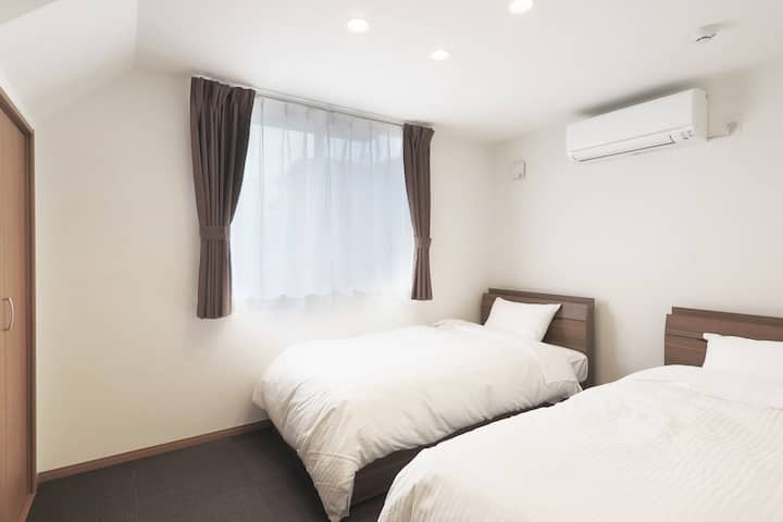 一部屋二台のシングルベッド。×3部屋