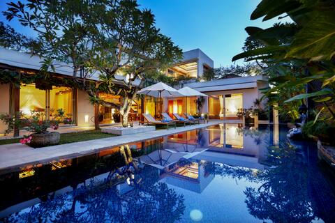 LUXURY JIMBARAN VILLA BY THE BEACH-SLEEP 17-25 PAX