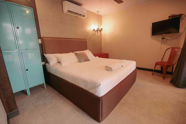 Dhoma kryesore me krevat dopio "king" 