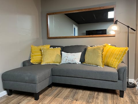 Cozy Artist Apartment, Queen Bed Stylish + WIFI!