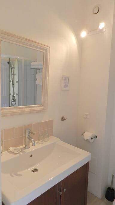 Chambre Minervois bathroom