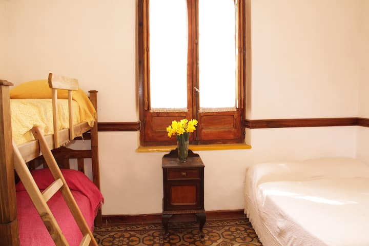 Dormitorio con literas y cama tamaño queen