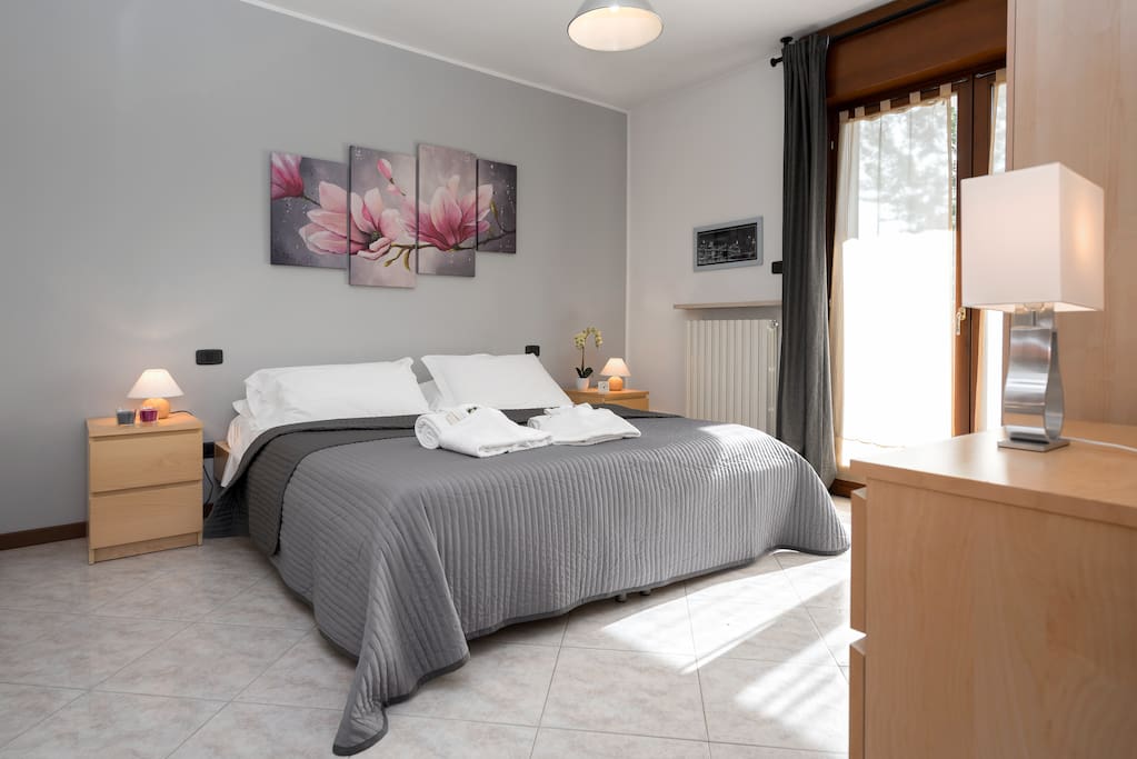 Camera doppia con letto matrimoniale o 2 letti singoli. - bedroom with queen-size bed or two single beds.