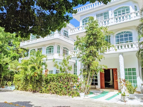 Tropical Estate: 18BR Pool Rooftops 1min to Beach