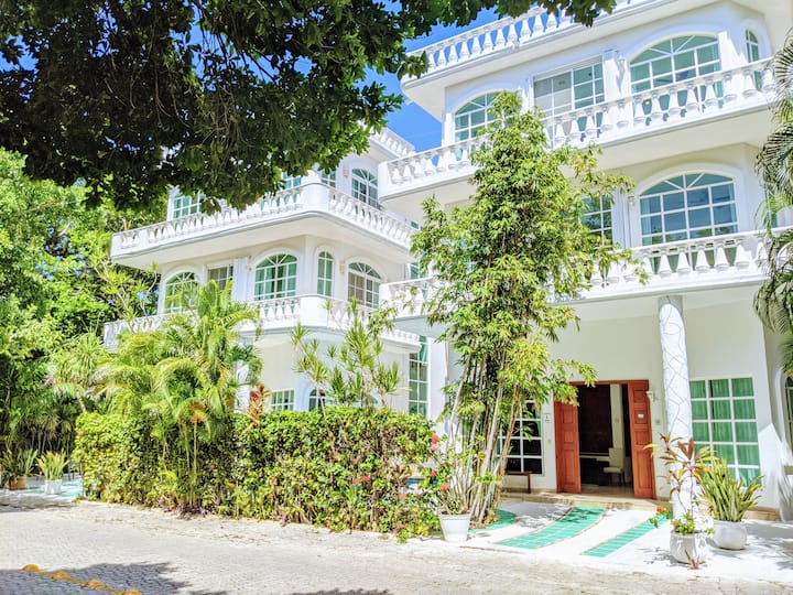 18BR Estate Steps to Beach and 5th Ave Sleep 50