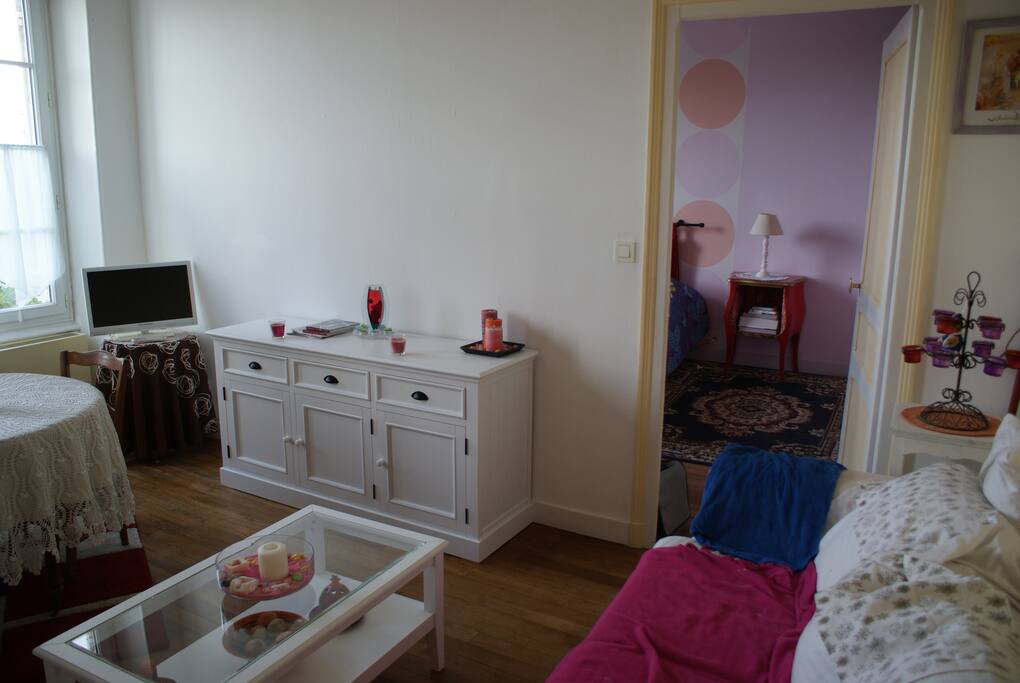 canapé 3 place avec petite tv