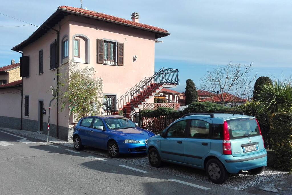 vista della struttura con posti auto