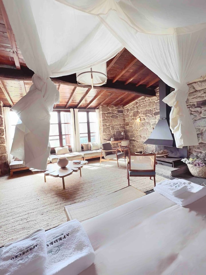 54 m2 in the main room of Apedeceo. Equipped with a king size bed of 2x2 meters, canopy, 4 pillows of different densities, superior quality mattress and cotton bedding, suitable for the season of the year in which you visit us.