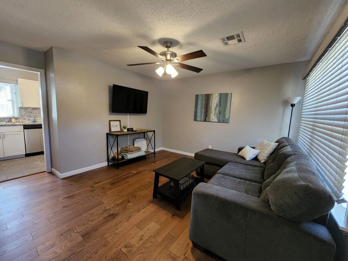 当您踏入房源时，客厅欢迎所有人和每个人来到舒适的组合式沙发和45英寸Roku电视。 这个起居空间包括额外的毯子和走廊壁橱里的棋盘游戏！