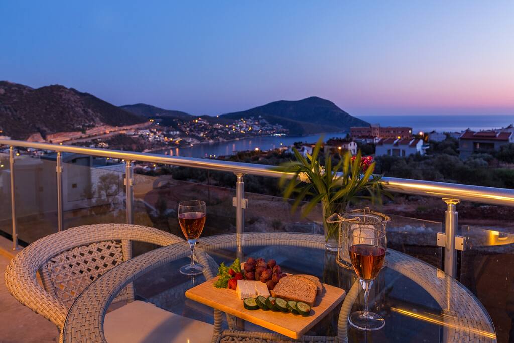 Romantic dining with harbour and sea views