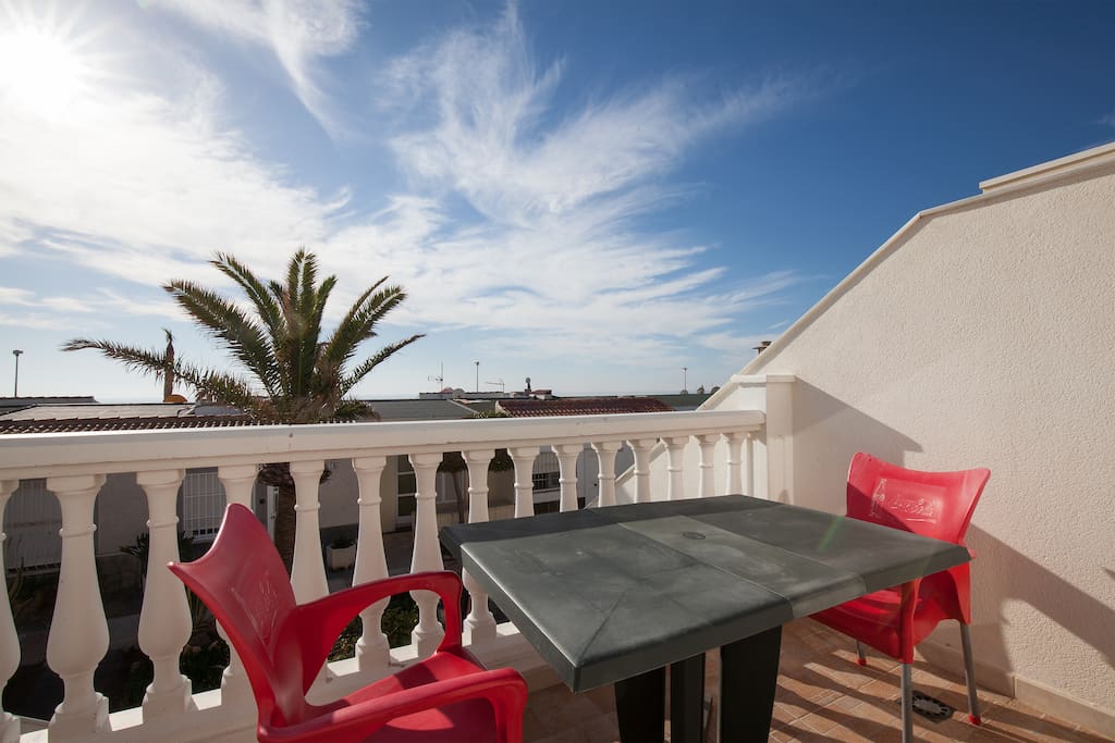 Vistas al mar desde habitación de matrimonio y terraza.