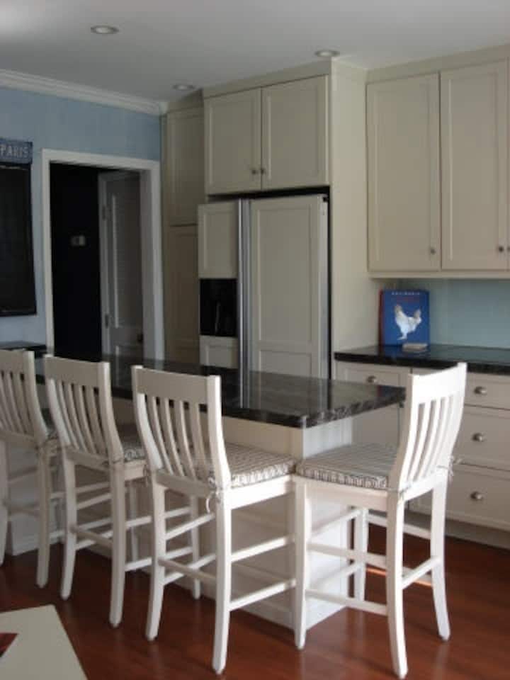 Beautiful Boutique Condo Steps from the Beach