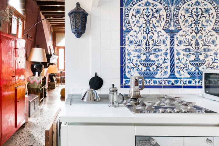 Luxury Historic Apartment on Calm Sunny Canal gallery image 4