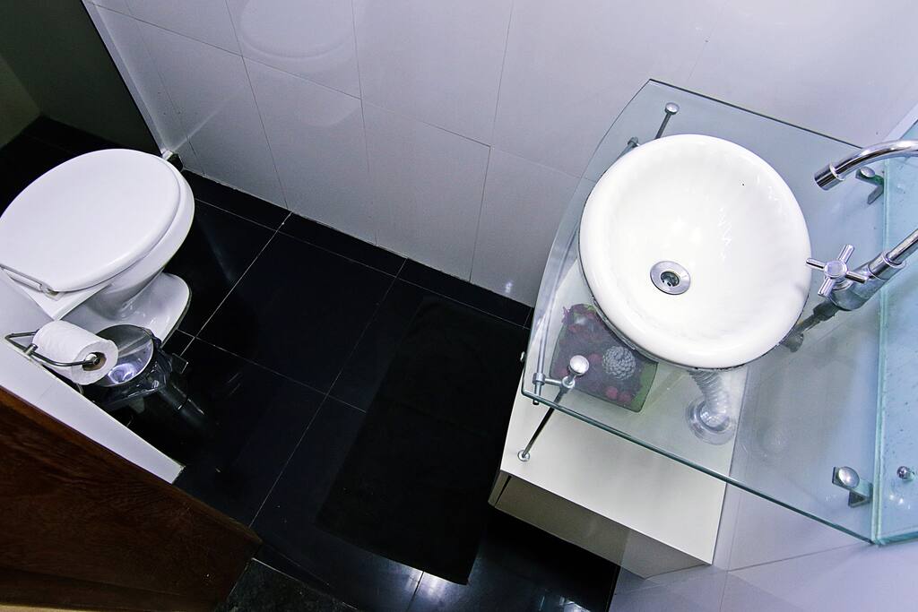 Apartamento em Copacabana com 80m², dividido em 2 quartos, sala de estar, sala de jantar, 2 banheiros e cozinha. O primeiro quarto possui uma cama de casal e ar condicionado. O segundo quarto está equipado com duas camas de solteiro e ar condicionado. A sala oferece um sofá-cama, TV LCD e mesa de jantar.
Localizado no 6° andar de um prédio seguro com portaria 24h, este apartamento fica a apenas 150 metros da praia de Copacabana e bem perto de Ipanema. Localização privilegiada, tendo ao redor supermercados, caixas eletrônicos, restaurantes e transporte publico.
Este apartamento é ideal para casais, pequenas grupos ou famílias. Possui também Internet sem fio gratuita e máquina de lavar.