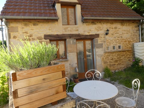 Charming cottage with pool in Montignac Lascaux