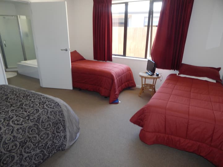 Dhomë gjumi me 1 krevat dopio dhe 2 krevate tek