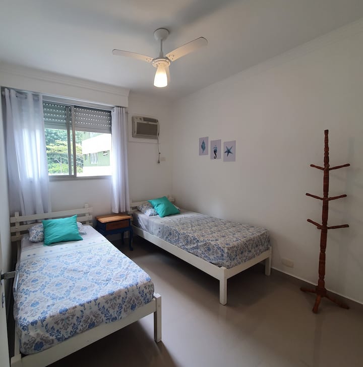 Соба 2 со 2 единечни кревета, 1 душек за на под или кревет за вооружување, клима-уред, тавански вентилатор и шкаф со закачалки. 