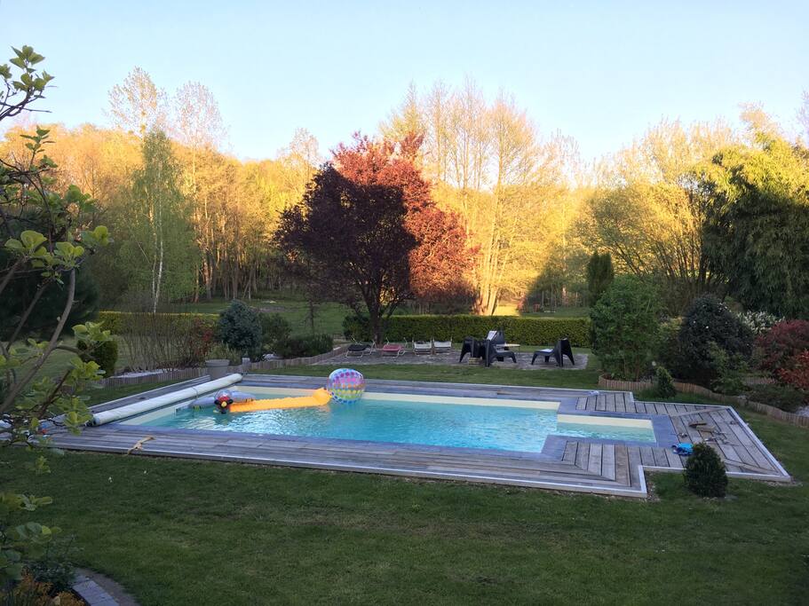 Piscine chauffée dans parc paysager