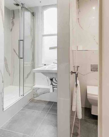 2 Bed/2 Bath Entire Flat, Sky TV, Air Con gallery image 3