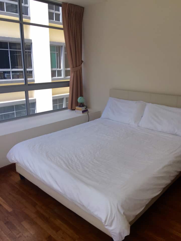 2nd Bedroom (queen size bed)