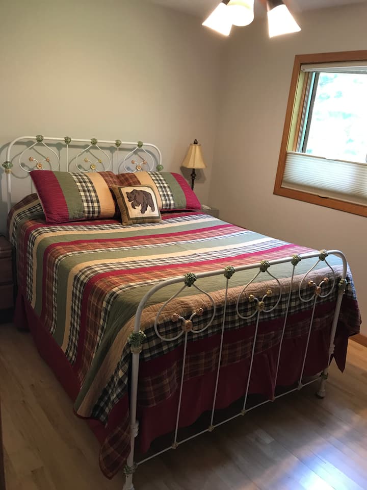 ห้องนอนพร้อมเตียงควีนไซส์