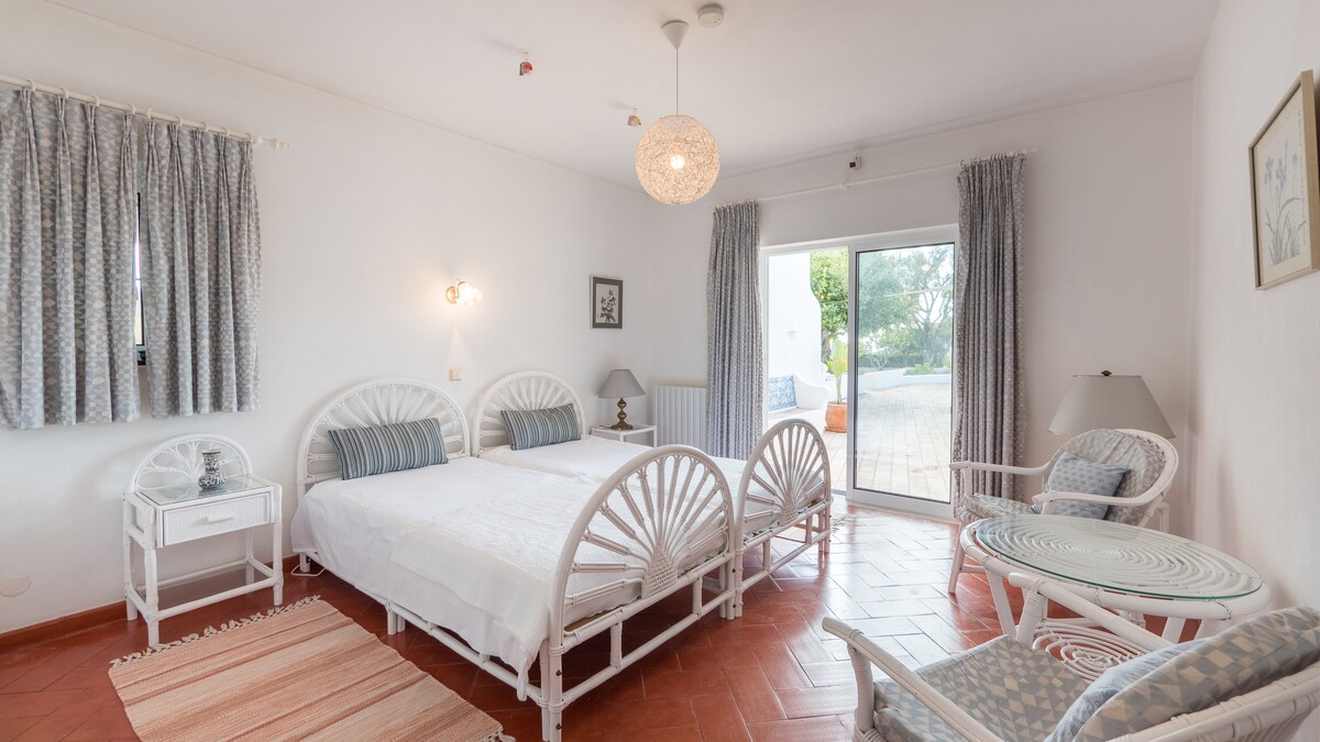 宽敞的2号卧室，可直接进入泳池区和海景