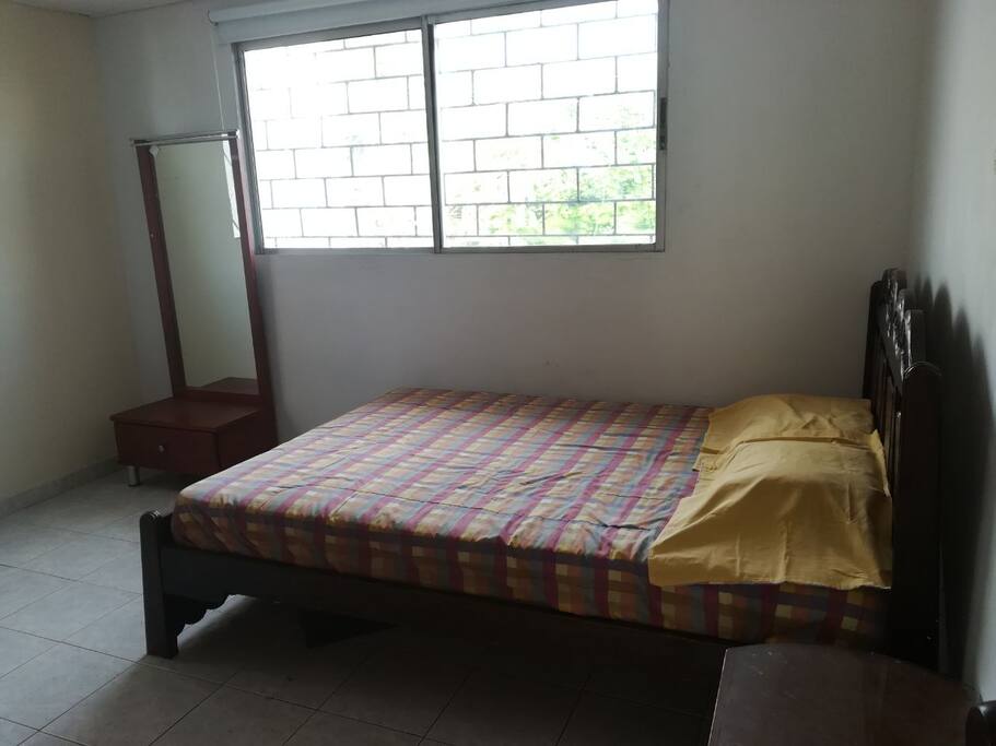 Cama doble con 2 almohadas