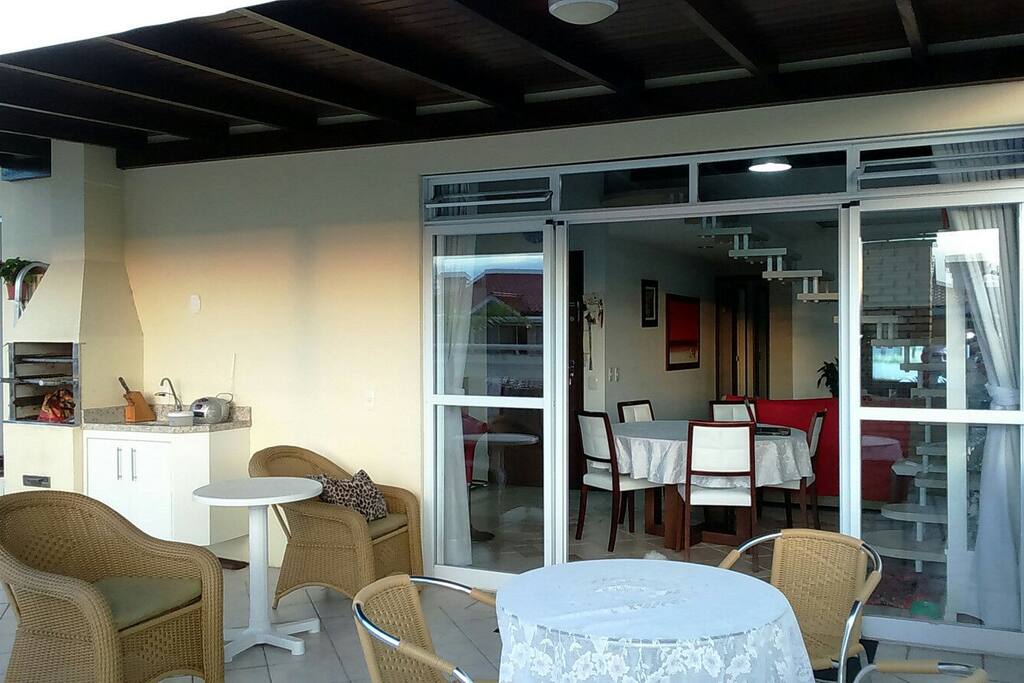 TERRAÇO COM CHURRASQUEIRA