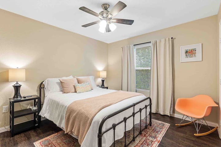 ¡Dormitorio de invitados uno, completo con televisor inteligente!