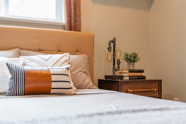 Suita e Stargazer (BR #3) ka sistemin e vet të ngrohjes dhe ftohjes dhe ndodhet në katin e tretë të shtëpisë me Hunter 's Hideaway, këndin e zyrës dhe një banjë të dedikuar.