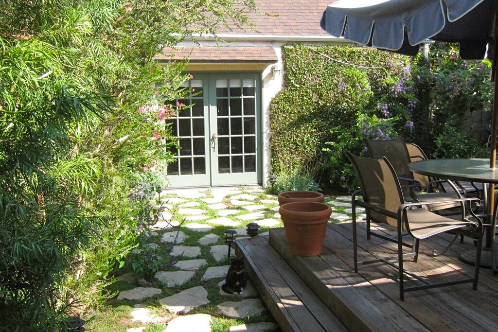 Cozy secluded Guesthouse in Garden Apartments for Rent in Los Angeles