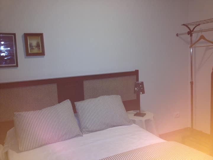 غرفة نوم 2 تضم سريرًا مزدوجًا