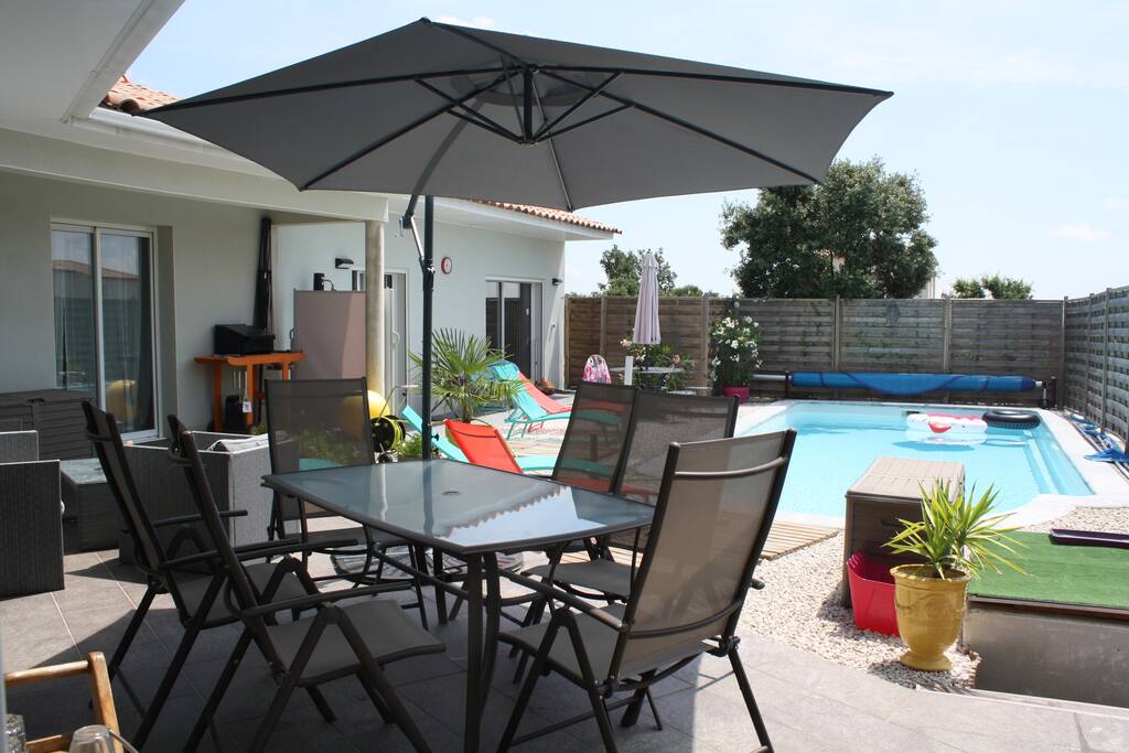 Terrasses semi-couverte face à la piscine