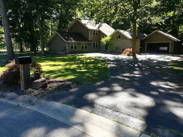 King Bed, Private Bath, Quiet Dover Neighborhood