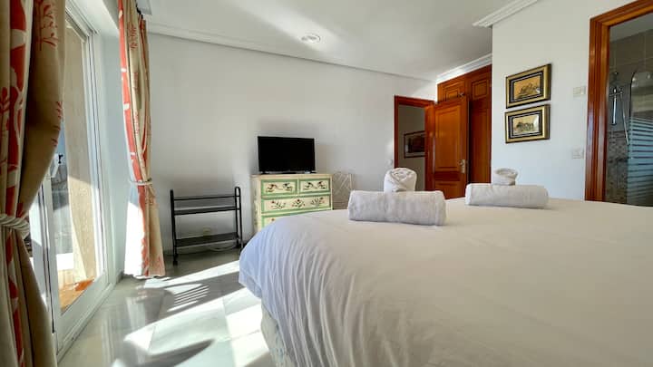 Dormitorio principal con baño y terraza