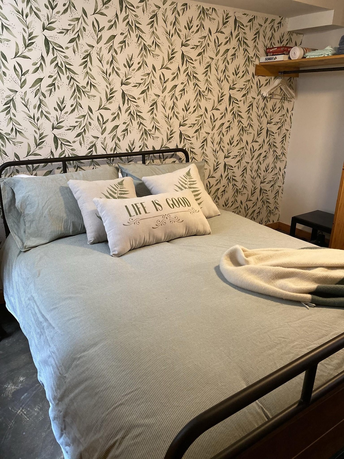 舒适的标准双人床，柔软舒适的床单。