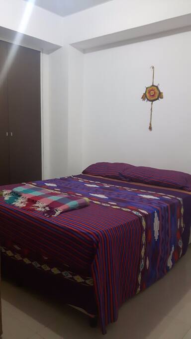 The room. You have a double beed with a new and comfortable mattress. The door can be looked from the inside.
Este es el cuarto. Tiene una cama matrimonial con un nuevo y confortable colchón.
La puerta tiene cerradura interna.