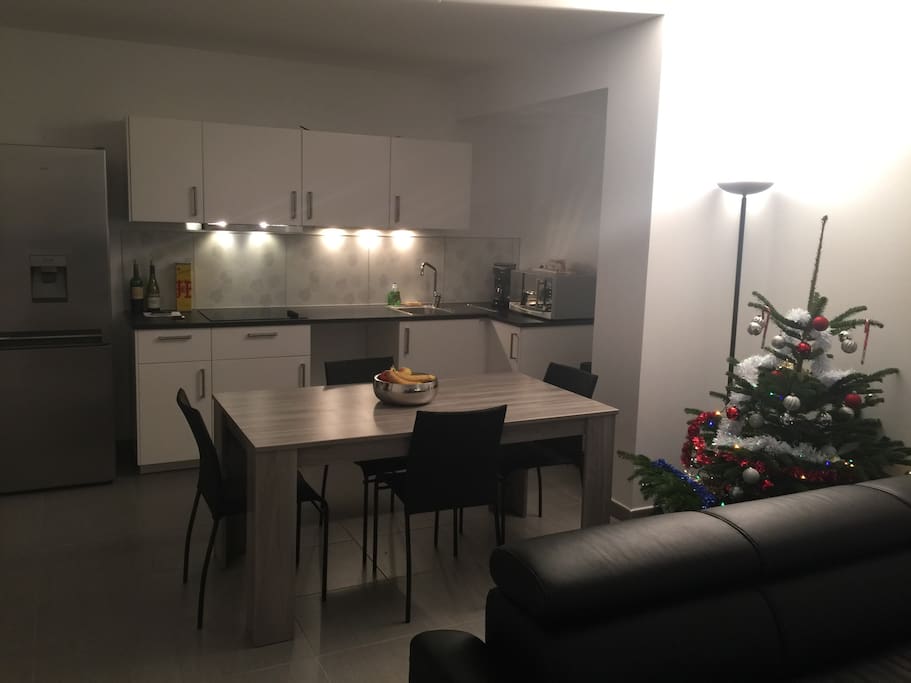 La cuisine ouverte sur le salon et la terrasse