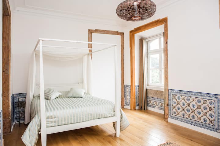 Dhomë gjumi 2 nga 25 m2, me një krevat me katër shtylla 1.60m