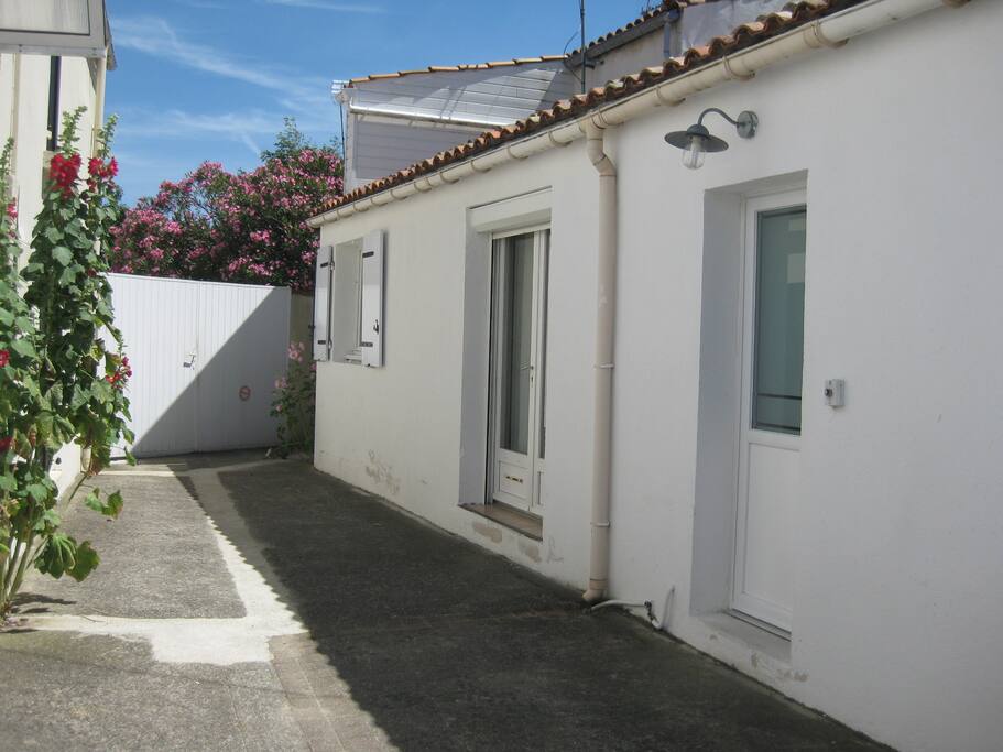Entrée sur petite cour privative commune au voisinage