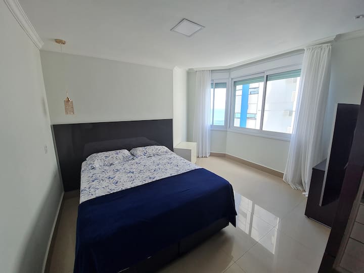 主卧：
空调， 
电动百叶窗， 
55英寸电视 
Cama Queen 1,98米x 1.58米， 
淋浴间和双人橱柜