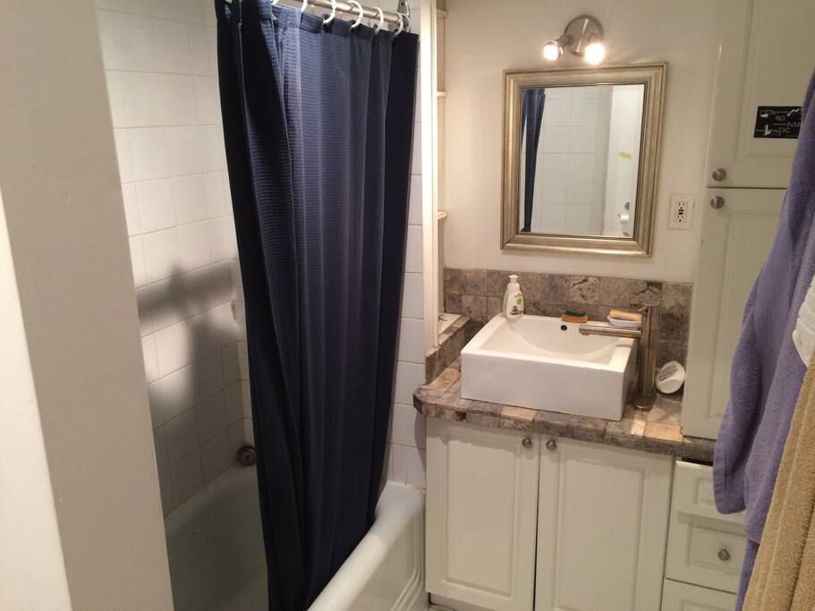 La salle de bain, avec vraie baignoire