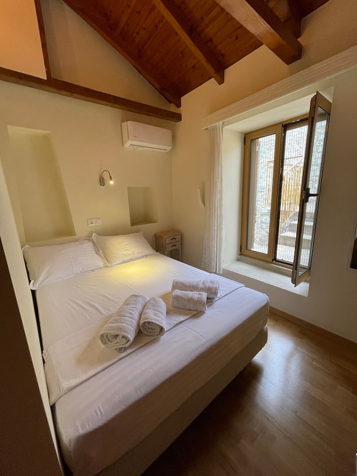 Dormitorio más pequeño con una cama doble