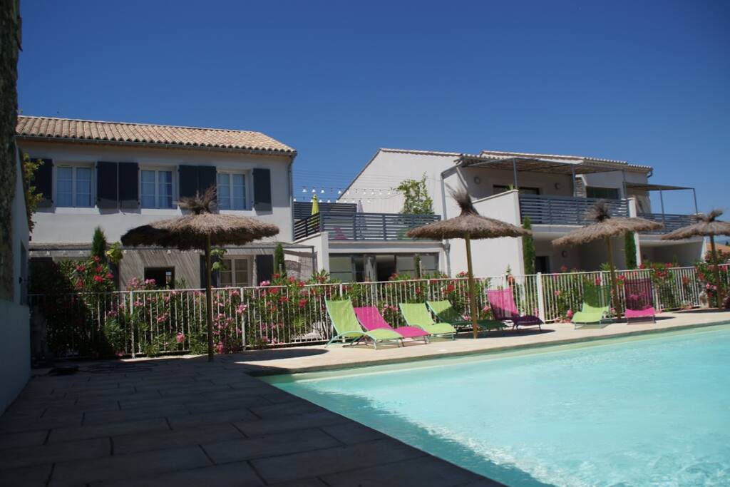 Vue sur les gîtes et la piscine extérieur